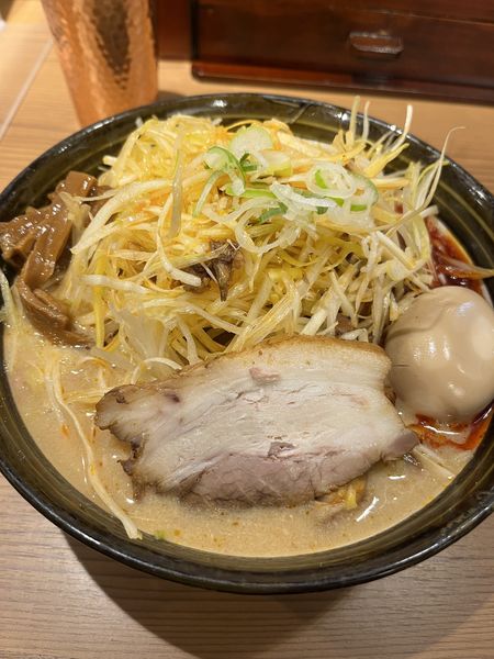「辛ネキ味噌ラーメン＋味玉」@いと井 東京ラーメン横丁店の写真