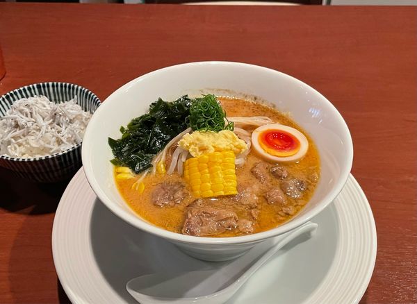 「【限定】青森味噌カレー牛乳らぁ麺 ¥1350、白飯¥150」@酒肴場 屯の写真