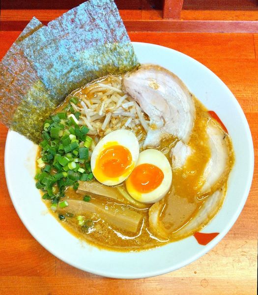 「(裏) 味噌っぽいらーめん 全部のせ」@らーめん・油そば 笑びすの写真