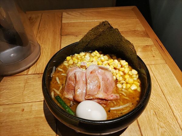 「特製味噌ラーメン＋コーン＋小ライス（1450円）」@味噌らーめん 柿田川ひばり 恵比寿本店の写真