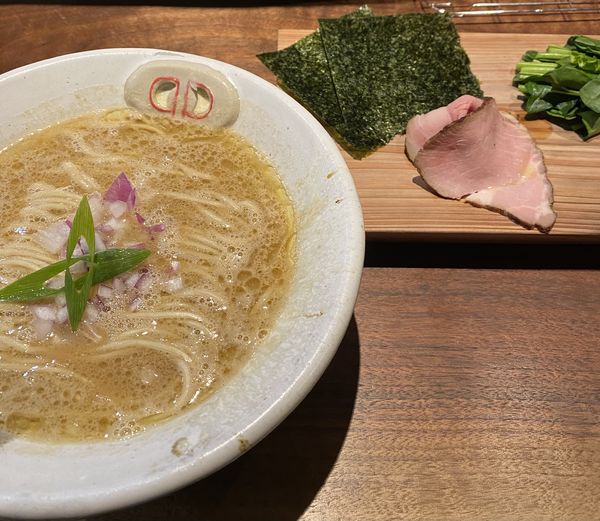 「豚骨強めのクレイジーハウス　１２００円」@NATURAL TASTEの写真