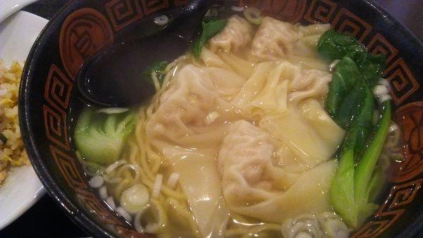 「サービス定食 ワンタン麺＋半チャーハン 880円」@中国料理 瑩瑩の写真