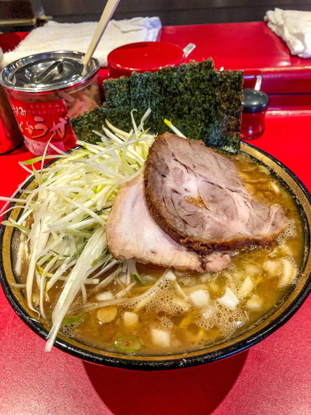 「ラーメン中盛+下仁田ネギプラスタマネギ+特上チャーシュー」@厚木家の写真
