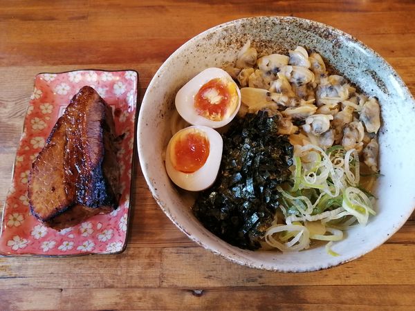 「あさりバターまぜそば＋極厚豚チャーシュー」@二郎系ラーメン 麺屋 春爛漫の写真