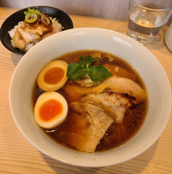 「特製しょうゆらーめん+豚チャーシューごはん」@らーめん藁の写真