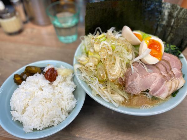「渡来武ラーメン(中)、のり増し、キャベツ、ネギ」@横浜らーめん 渡来武の写真