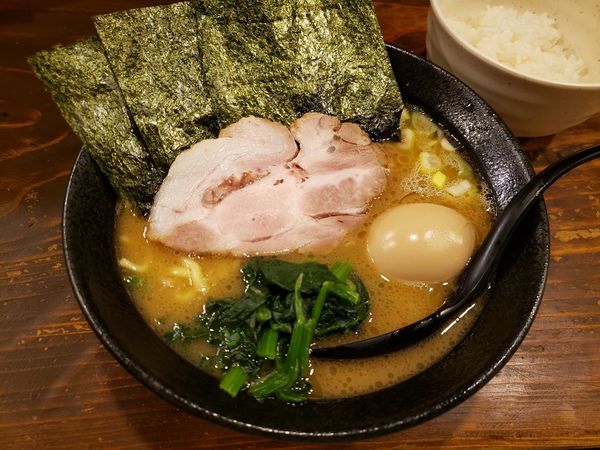 「ラーメン　味玉　半ライス」@麺処 真名呼の写真