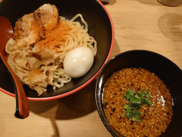 「特製味噌つけ麺+辛味噌(半麺、1230円)」@肉盛り味噌らーめん 侍倶楽部 赤羽駅前店の写真