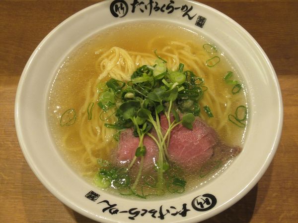 「牛塩中華そば（500円）」@たけろくらーめん 高田馬場店の写真