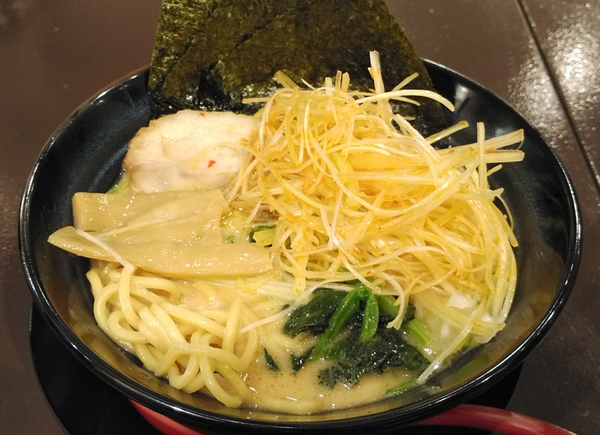 「醤油ネギ（豚骨醤油） ￥790」@横浜家系ラーメン 坂戸家の写真