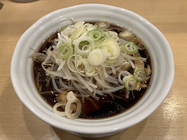 「黒醤油ラーメン＋もやし＋チャーシュー」@らぁめん次元の写真