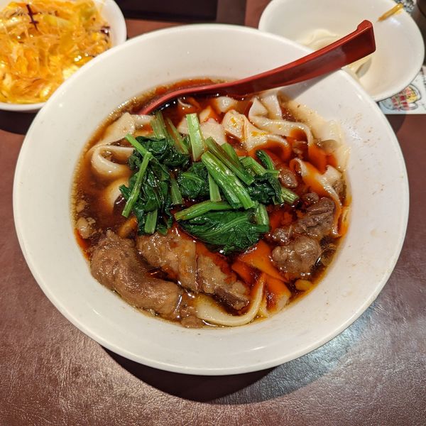 「牛バラ刀削麺」@陳家私菜 新宿店の写真