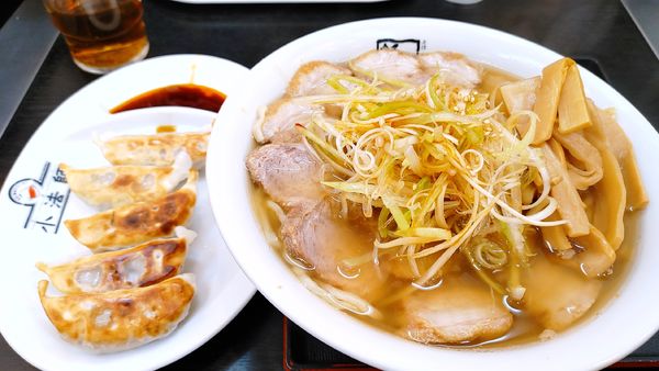 「ねぎ焼豚ラーメン・大盛・メンマ・餃子 ￥1,590」@喜多方ラーメン 坂内 川崎東田店の写真