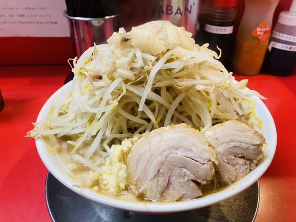 「ラーメン大盛り豚増し一枚ヤサイニンニクアブラ増し」@ジャンプの写真