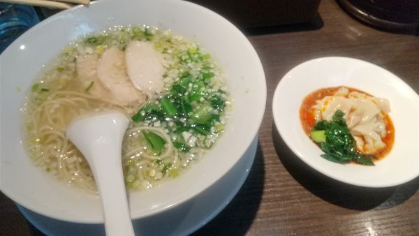 「鶏そば750円、四川ワンタン250円」@蒼雲の写真