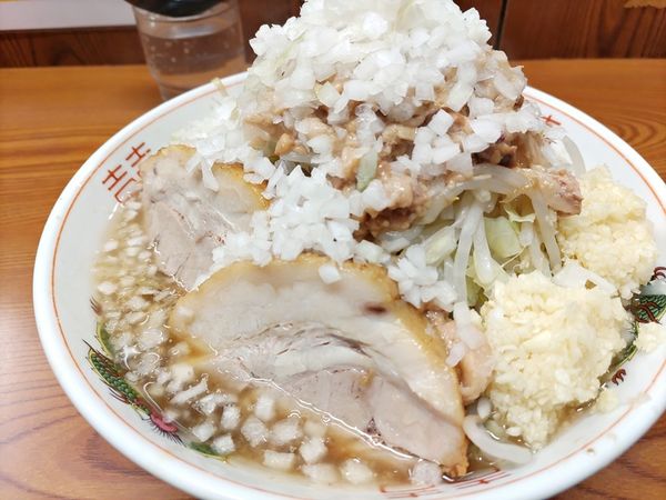 「ラーメン（麺少なめニンニクアブラマシ、ヤサイ）＋たまねぎ」@ラーメン二郎 亀戸店の写真