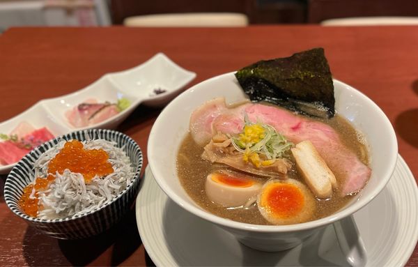 「濃醇煮干し蕎麦（味玉入り）¥950、海鮮丼¥500」@酒肴場 屯の写真