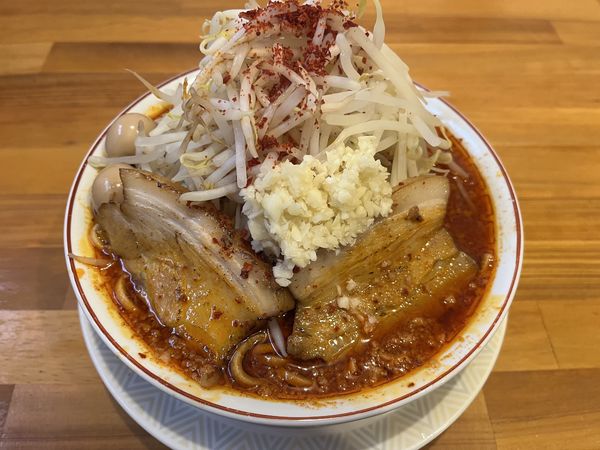 「【辛】マンモスラーメンにんにくもやしうずら」@泪橋 溝の口店の写真
