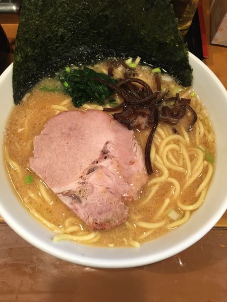 「醤油豚骨ラーメン(700円)」@横浜家 岡野町店の写真