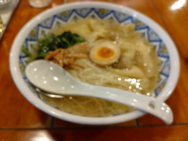 「塩ワンタン麺柳麺(１０００円)」@中国ラーメン 揚州商人 池上店の写真