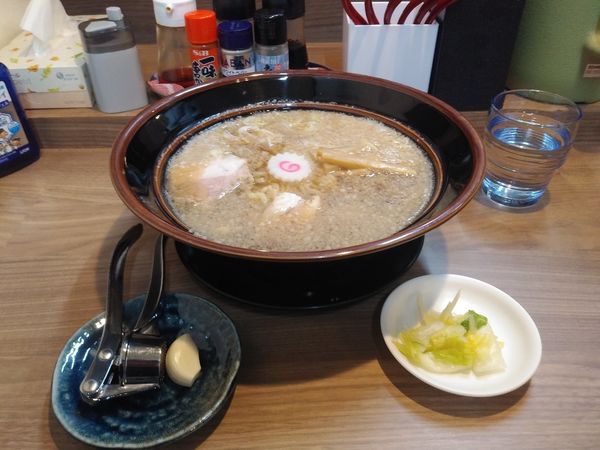 「背脂らーめん(煮干しベース)大盛り　750+100円」@麺や あくつの写真