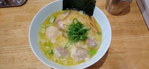 「白湯そば+煮玉子+肉ワンタン」@地球の中華そばの写真