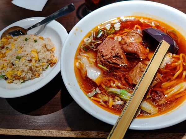 「本日の日替わり①(マーラー牛肉ラーメン&半チャーハン)900」@上海華龍 ヤマダ電機LABI1高崎店の写真