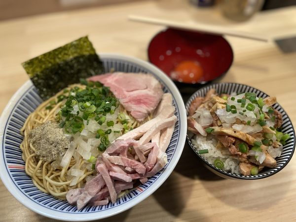 「油そば ¥650 レアチャー丼 ¥300 生卵 ¥100」@中華蕎麦 ジンベエの写真