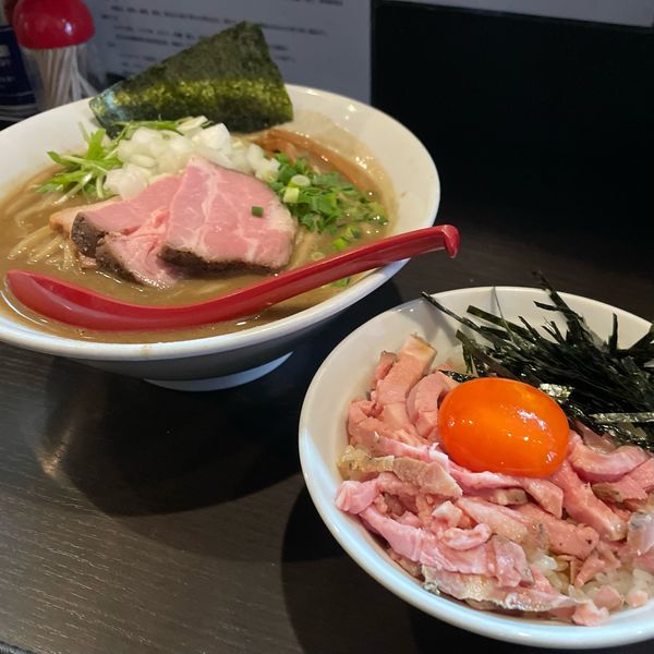 「煮干し豚骨ラーメン+三元豚のユッケ風丼」@麺処 夏海の写真