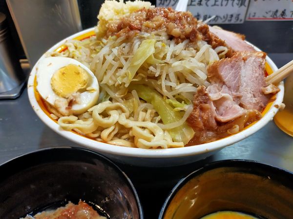 「ラーメン豚2・麺増700・生卵（麺硬め・脂・にんにく）」@えどもんどの写真