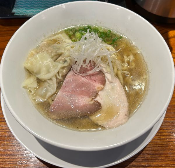「龍の煮干しそば+ワンタン」@麺屋龍〜継〜の写真