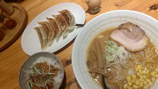 「旭川味噌らーめん(970円税込)+手作りギョーザ+ピリ辛そぼ」@旭川らーめん かじべえの写真