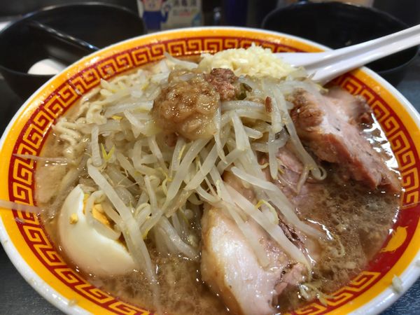 「ラーメン（半分）【豚2枚・半玉子】・生卵」@えどもんどの写真
