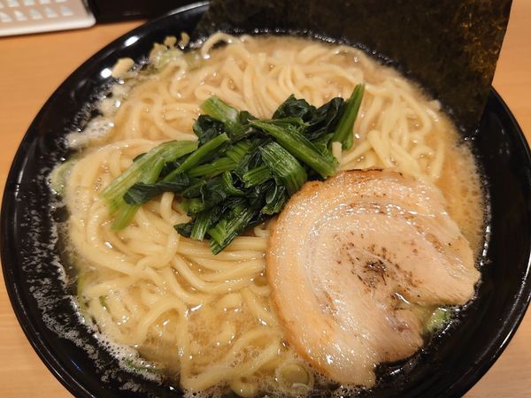 「家系醤油ラーメン　麺硬め　大盛」@えび豚骨拉麺 春樹 大山店の写真