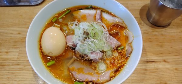 「酸辣湯麺(塩)+煮玉子+三種のチャーシュー」@地球の中華そばの写真