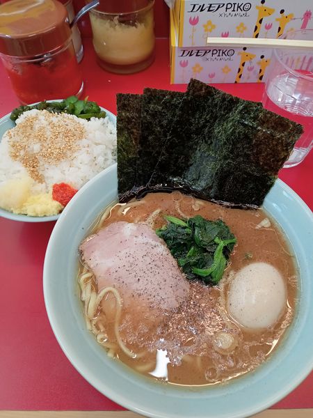 「ラーメン並¥650 大ライス、味玉無料」@横浜ラーメン 武蔵家 大宮店の写真