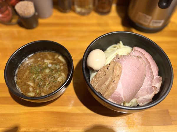 「特製つけ麺 1100円(中盛)＋吊るし焼きチャーシュー1枚」@つけ麺 燕武の写真