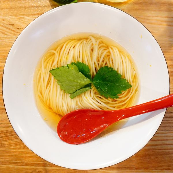 「（梅）かけそば 白醤油＋具材の盛り合わせ＋ハートランド」@自家製麺 くろ松の写真