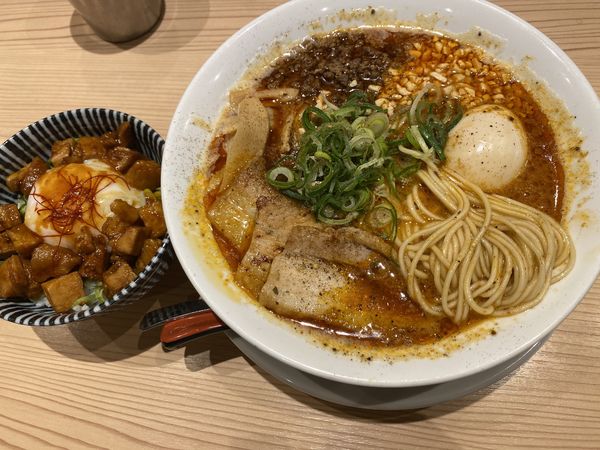 「特製京山椒担々麺+豚ユッケご飯 1280」@鯛塩そば灯花 本店の写真