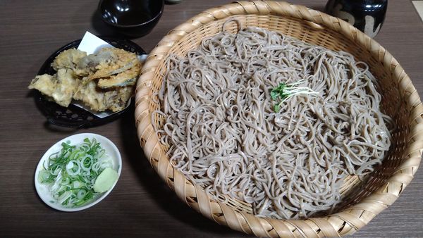 「寒晒しそば5合¥2800+季節の天麩羅¥700+辛味大根」@いづるやの写真