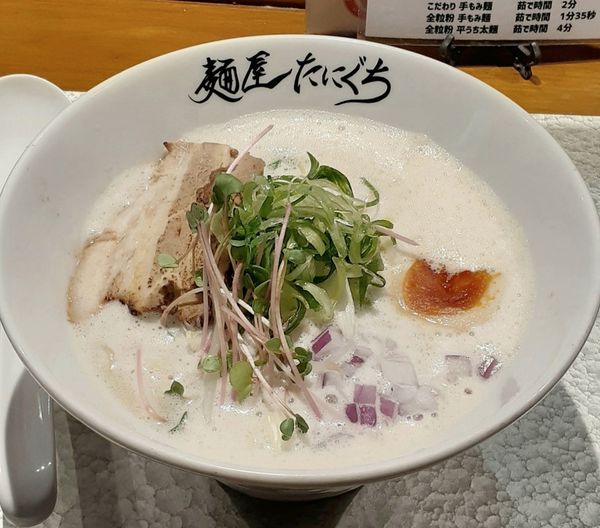 「鶏白湯塩ラーメン(煮玉子と野菜多め入り)」@麺屋 たにぐちの写真