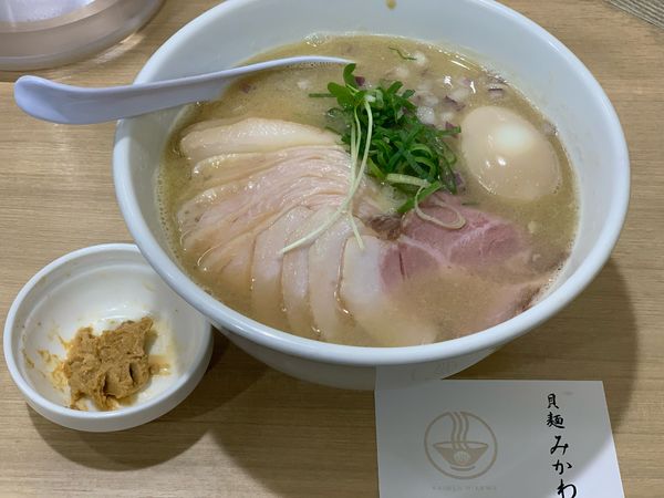 「「限定」味玉渡り蟹の貝そば（醤油） チャーシュー全種トッピング」@貝麺みかわの写真