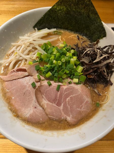 「正油とんこつ(900円)」@中華そば専門 めんやいただきの写真