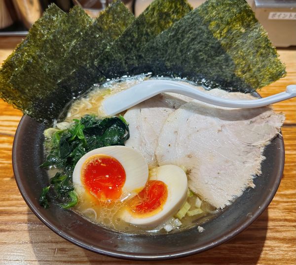 「特製ラーメン」@Neo家系らーめん實家 本厚木店の写真