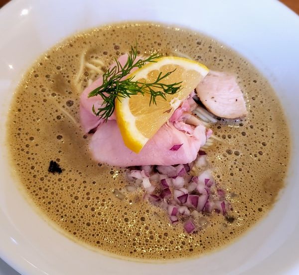 「濃縮鮟肝煮干そば ９３０円 ＋熟成肉飯 ３５０円」@中華そば 先崎の写真