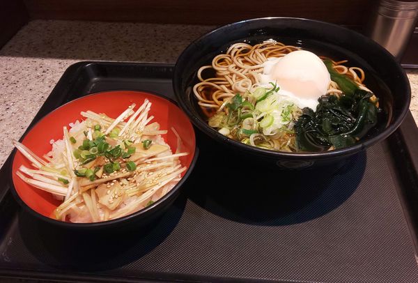 「ミニネギチャーシュー丼セット（かけそば）+温泉玉子」@名代 富士そば 昭和通り店の写真