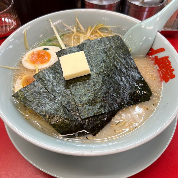 「塩ネギラーメン　バタートッピング」@ラーメン山岡家 土浦店の写真