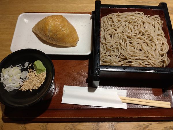 「（ランチ）びっくりいなりセット　１１００円　※」@江戸切り 助六そば ぬる燗佐藤の写真