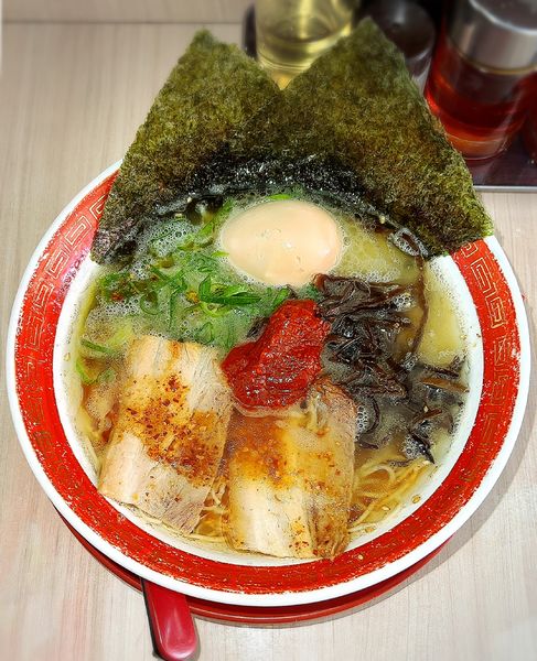 「赤とんこつ＋味玉(永久無料券)＋無料替玉」@博多ラーメン いち福の写真