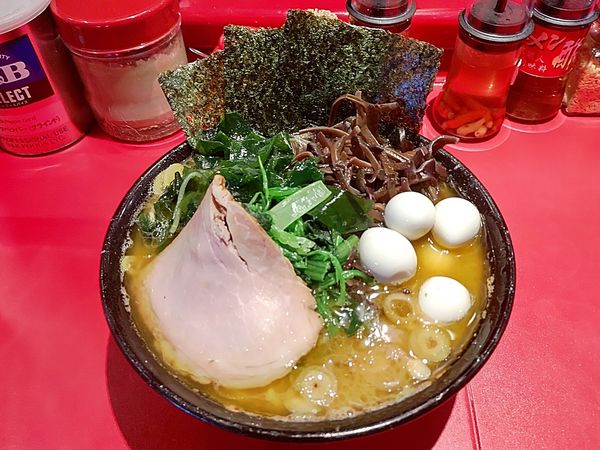 「ラーメン キクラゲ ワカメ ウズラ」@厚木家の写真